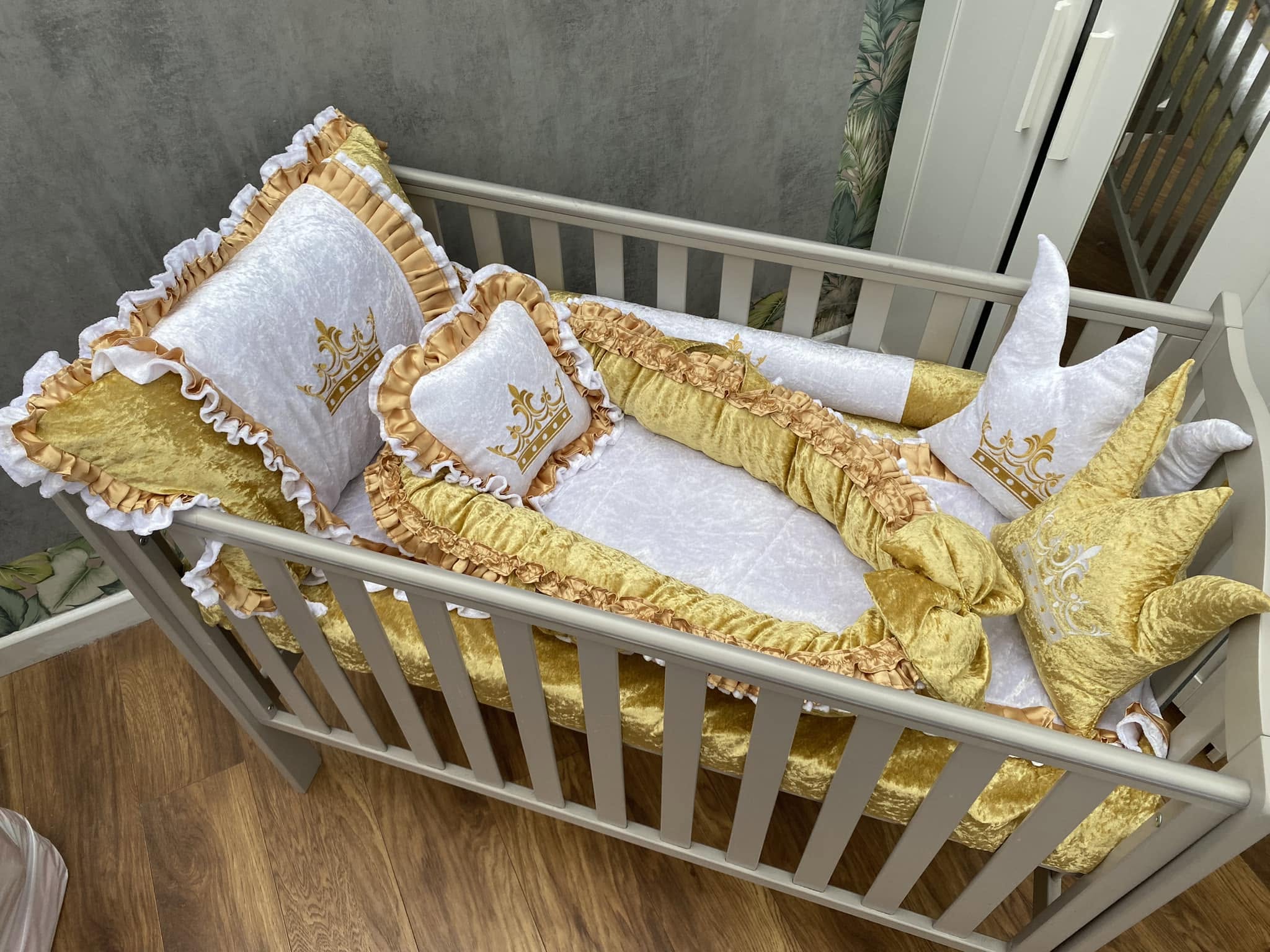 Royal gold and ivory crown crib set